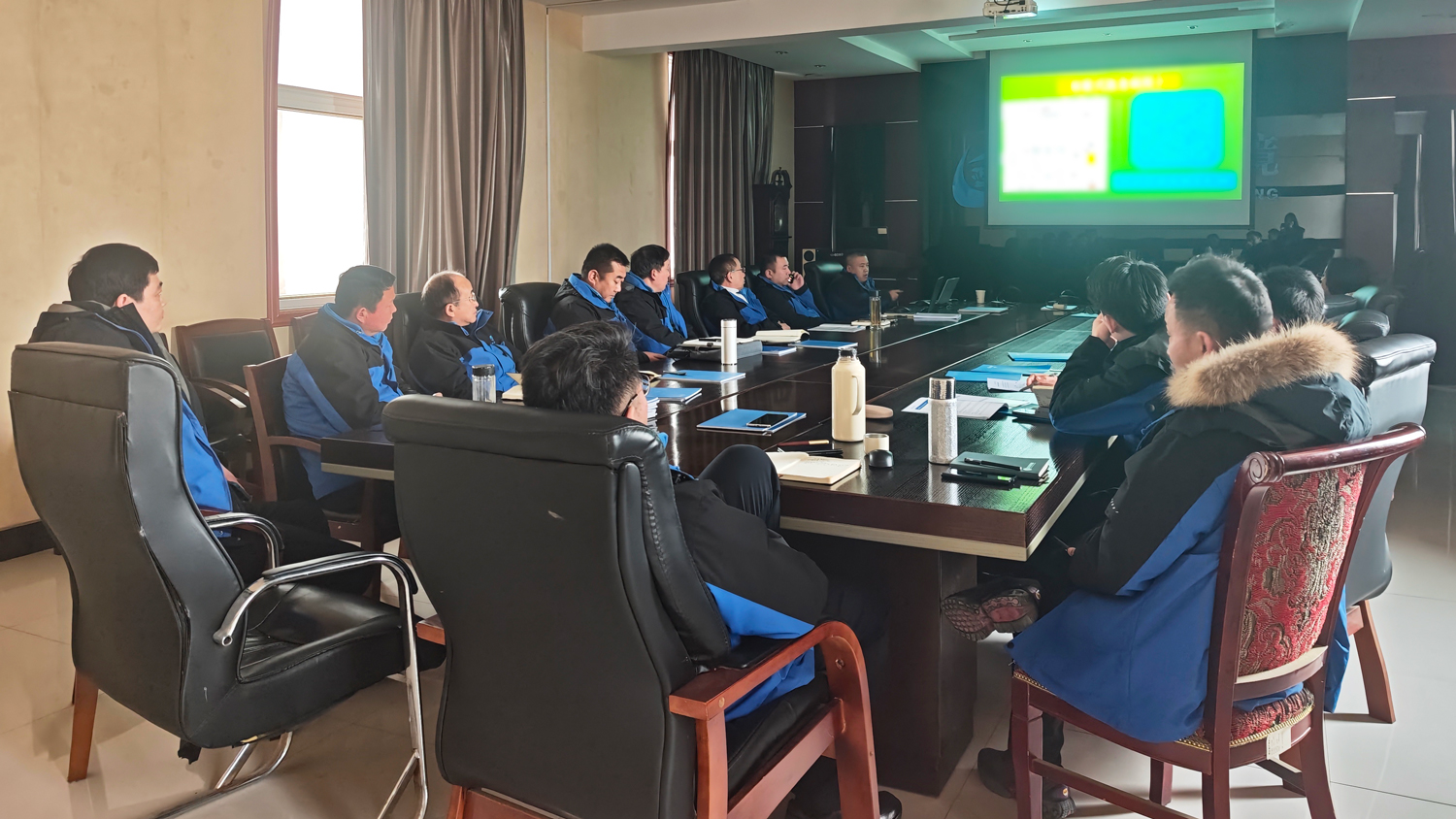 穩(wěn)舵奮楫結(jié)碩果 蓄勢(shì)揚(yáng)帆啟新程——藍(lán)?？萍颊匍_(kāi)2025年總結(jié)會(huì)議